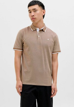 Brun polo skjorte med en struktureret finish, der har en hvid krave og stribede detaljer. Korte ærmer og et lille logo på brystet.