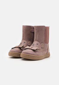 Stivali alla caviglia in suede viola con faccia di orso glitterata e dettaglio a fiocco, chiusura con zip laterale e suola in gomma testurizzata.