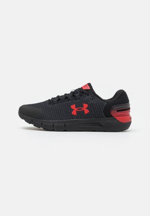 Schwarzer und roter Under Armour Laufschuh mit Mesh-Obermaterial, Schnürverschluss, Logo an der Seite und gedämpfter Sohle für Unterstützung.