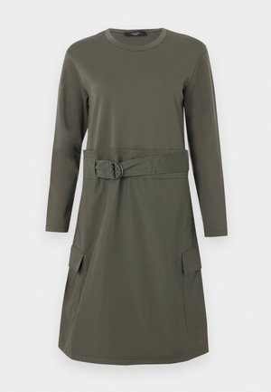 Dolge rokavice obleke iz olivno zelene tkanine s okroglo izrezom, pasom in dvema sprednjima žepe. Gladka tekstura in srednja dolžina.