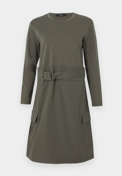 Långärmad klänning i olivgrön tyg med rund hals, midjebälte och två framfickor. Slät textur och medellängd.