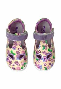 Scarpe da bambina floreali viola e gialle con design a intaglio, cinturino in velcro e suole bianche. Presentano un materiale superiore sintetico testurizzato.