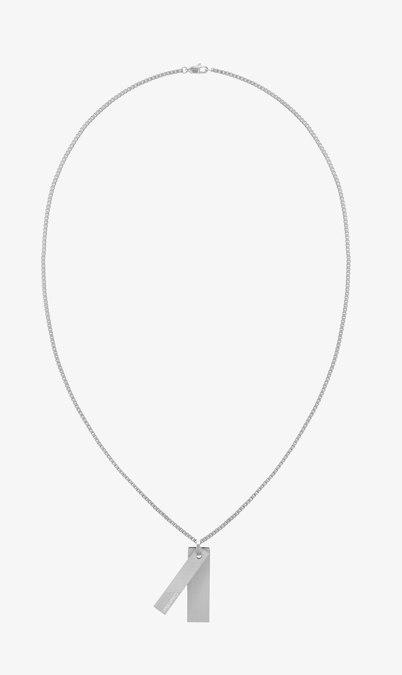 Strieborný náhrdelník s jemným reťazcom a dvoma obdĺžnikovými príveskami, jedným lešteným a druhým textúrovaným, pripevnenými malým okrúhlym článkom.