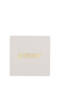 Plato cuadrado de cerámica en rosa claro con un acabado brillante, que presenta la palabra "amor" en letras doradas en relieve.