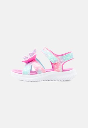 Barne-sandal i rosa og blå med glitter, justerbare stropper og en sommerfuglpynt foran, med en tykk hvit såle.