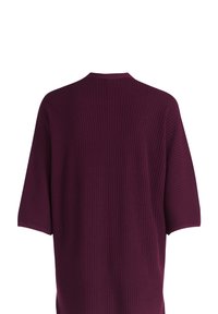 Tmavě fialový žebrovaný svetr s krátkým rukávem zobrazený zezadu se rovný lem a mírně zvýšeným límcem.