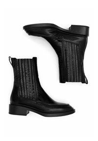 Czarne botki do kostki o błyszczącej wykończeniu, z pionowymi prążkowanymi detalami, teksturowanymi bokami i niskim obcasem w kształcie bloku.