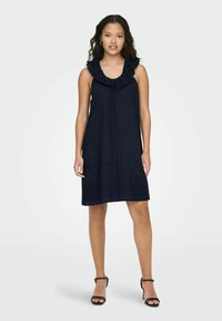Robe sans manches marine avec un col en dentelle froncée et des détails brodés au niveau de l'ourlet, présentant une coupe décontractée et un tissu léger.