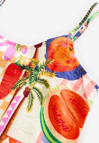 Top senza maniche vivace con motivi di frutta tropicale e palme, realizzato in tessuto leggero con un design multicolore.