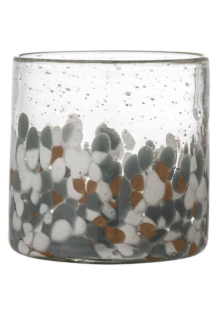 Klarer Glasbehälter mit strukturierter Oberfläche. Der Boden zeigt glatte Kieselsteine in Grau-, Weiß- und Brauntönen, die ein geschichtetes Design schaffen.