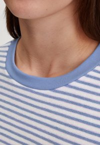 Gestreifter Strickoberteil mit einem hellblauen Rundkragen. Der Stoff weist abwechselnd dunkelblaue und sanft rosa Streifen auf, was ein strukturiertes Aussehen verleiht.