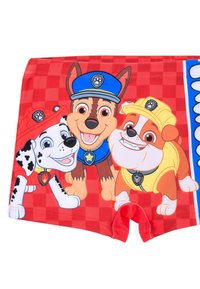 Jongens zwemshorts in felrood met speelse cartoonhondontwerpen. Voorzien van een dambordpatroon, elastische tailleband en levendige kleuren.