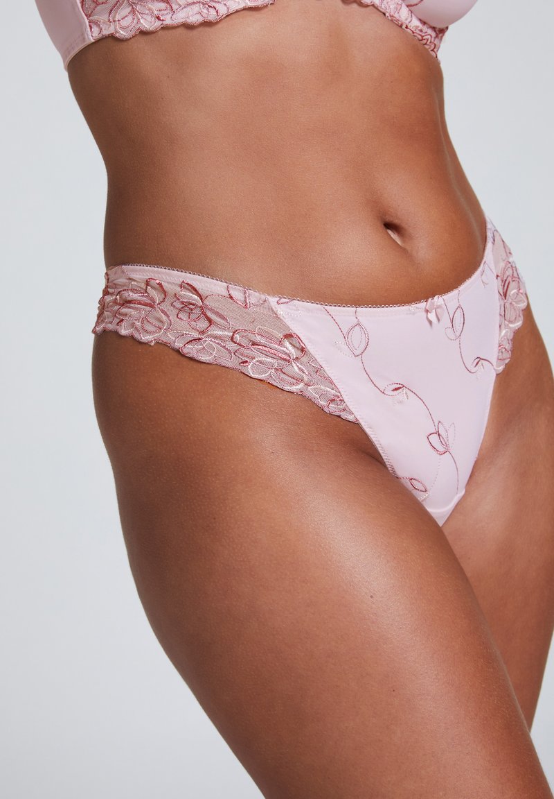 Roze bikini ondergoed met bloemenborduurwerk langs de taille, met een gladde satijnen afwerking en delicate kantaccenten.