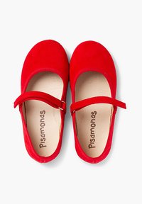 Zapatos Mary Jane de ante rojo con una correa ancha en el empeine y un interior suave en beige que presenta el nombre de la marca impreso.