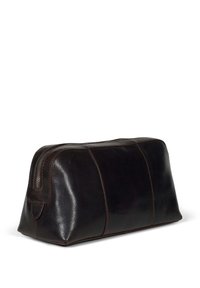 Borsa in pelle nera con un design strutturato. Presenta una chiusura con zip e accenti di cucitura discreti. Texture liscia con una finitura lucida.