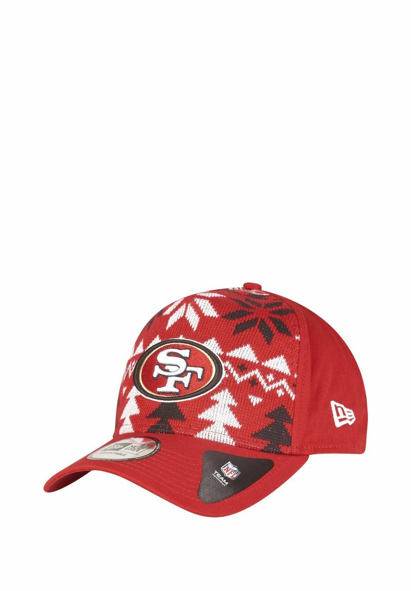 Bonnet en tricot rouge arborant un motif de flocon de neige, logo des San Francisco 49ers à l'avant, et accents noirs contrastants sur la visière.