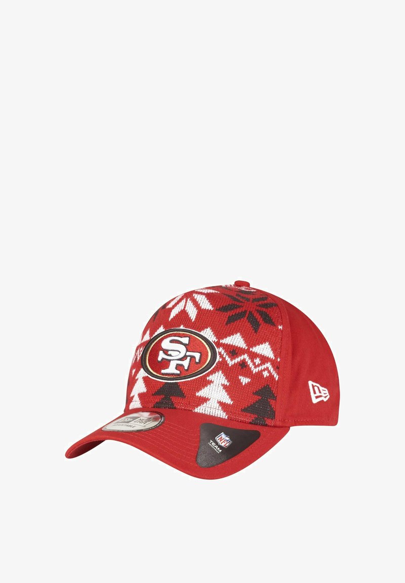Bonnet en tricot rouge arborant un motif de flocon de neige, logo des San Francisco 49ers à l'avant, et accents noirs contrastants sur la visière.