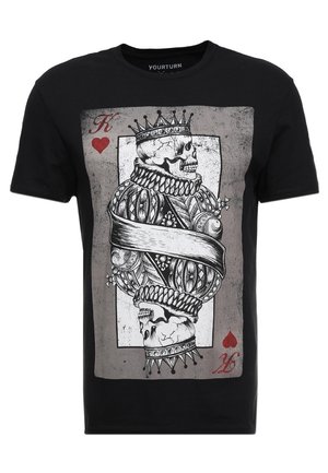 T-shirt noir avec un imprimé graphique d'un crâne portant une couronne, entouré de détails ornés et d'un symbole de cœur rouge.