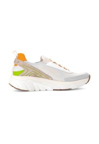 Lichte sneaker met een bovenwerk van mesh in wit, grijs en beige. Voorzien van neon groene en oranje accenten, een gestructureerde zool en vetersluiting.