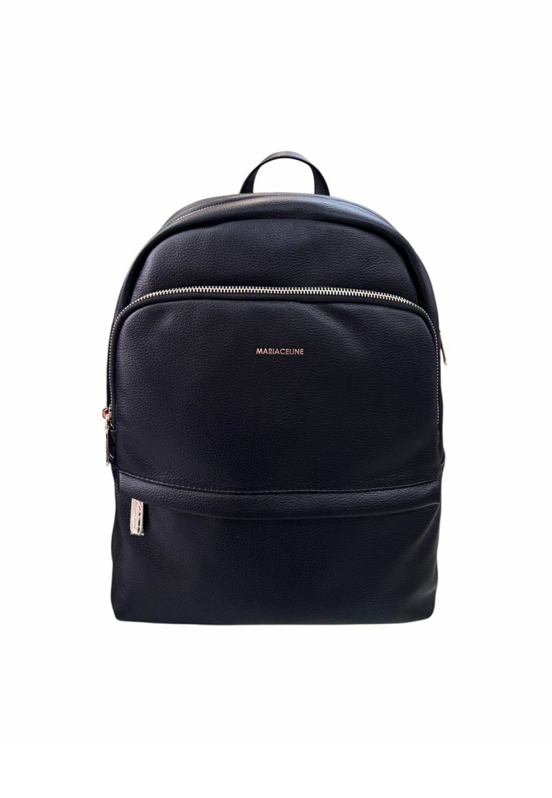Zaino in pelle nera con una texture liscia, dotato di una tasca frontale con zip e un logo in oro rosa. Forma arrotondata con spallacci imbottiti.