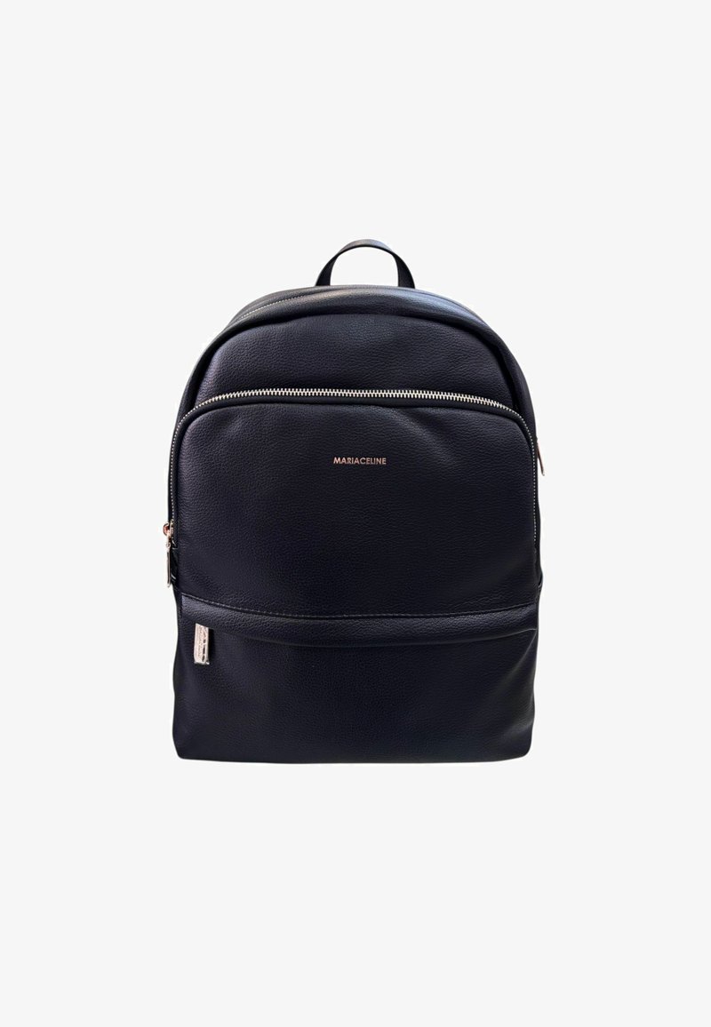 Zaino in pelle nera con una texture liscia, dotato di una tasca frontale con zip e un logo in oro rosa. Forma arrotondata con spallacci imbottiti.