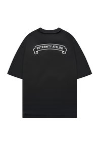 Chemise noire texturée à manches courtes avec col et texte blanc incurvé "RETERNITY ATELIER" sur le haut du dos.