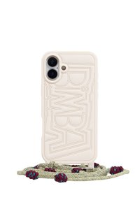 Cover per telefono in crema opaca con testo in rilievo "BIMBA", dotato di aperture per doppia fotocamera. Include una tracolla intrecciata con accenti color bordeaux e teal.