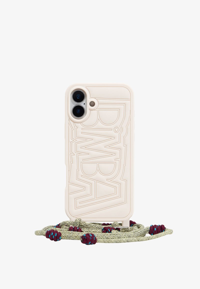 Cover per telefono in crema opaca con testo in rilievo "BIMBA", dotato di aperture per doppia fotocamera. Include una tracolla intrecciata con accenti color bordeaux e teal.