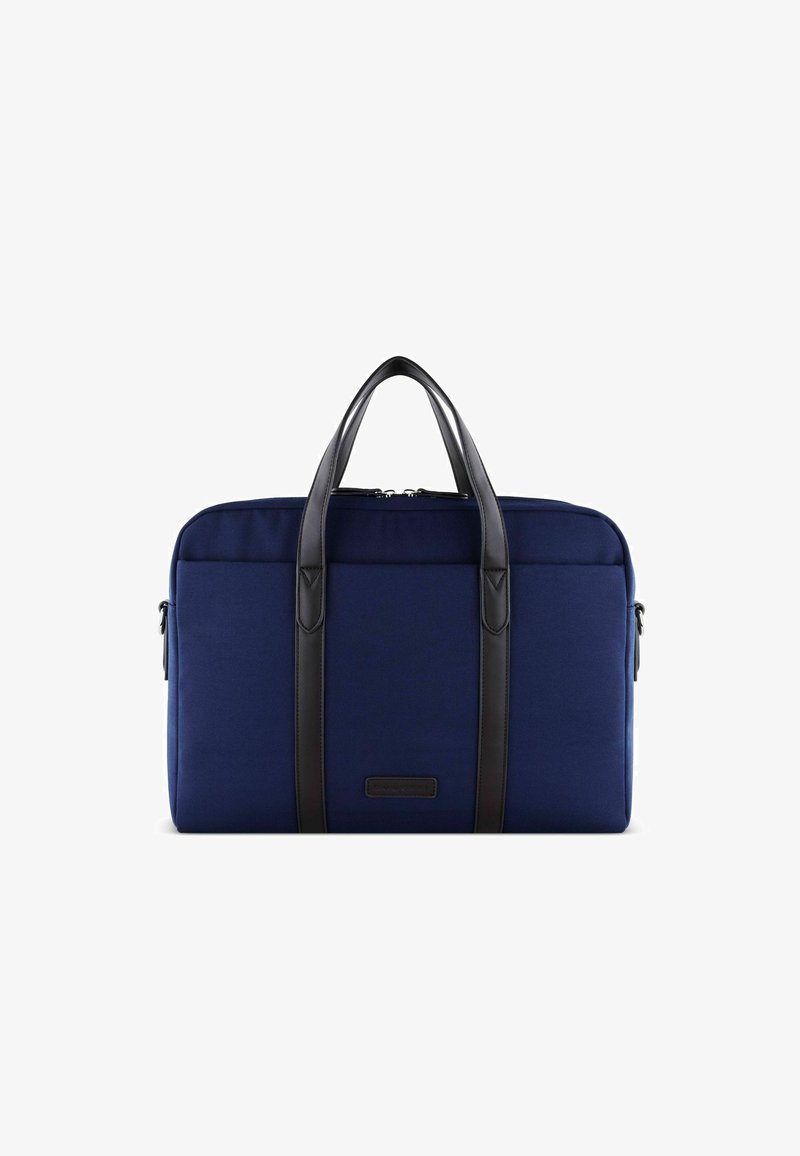 Bolsa para portátil de color azul marino, fabricada con un tejido duradero, con asas y detalles de cuero negro, de forma rectangular, con cierre de cremallera y bolsillo frontal.
