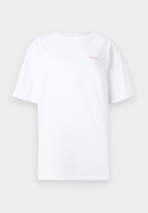 Άσπρο T-shirt με κοντά μανίκια και στρογγυλή λαιμόκοψη, με μικρό ροζ λογότυπο Columbia στο πάνω αριστερό μέρος του στήθους, σε απλό φόντο.