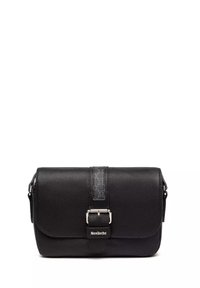 Czarna skórzana torba na ramię z ziarnistą fakturą, srebrnymi okuciami, zamknięciem na klapę i ozdobą z logo na przodzie.