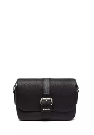 Borsa a tracolla in pelle nera con texture granulata, ferrature argento, chiusura a patta e dettaglio con marchio sulla parte anteriore.