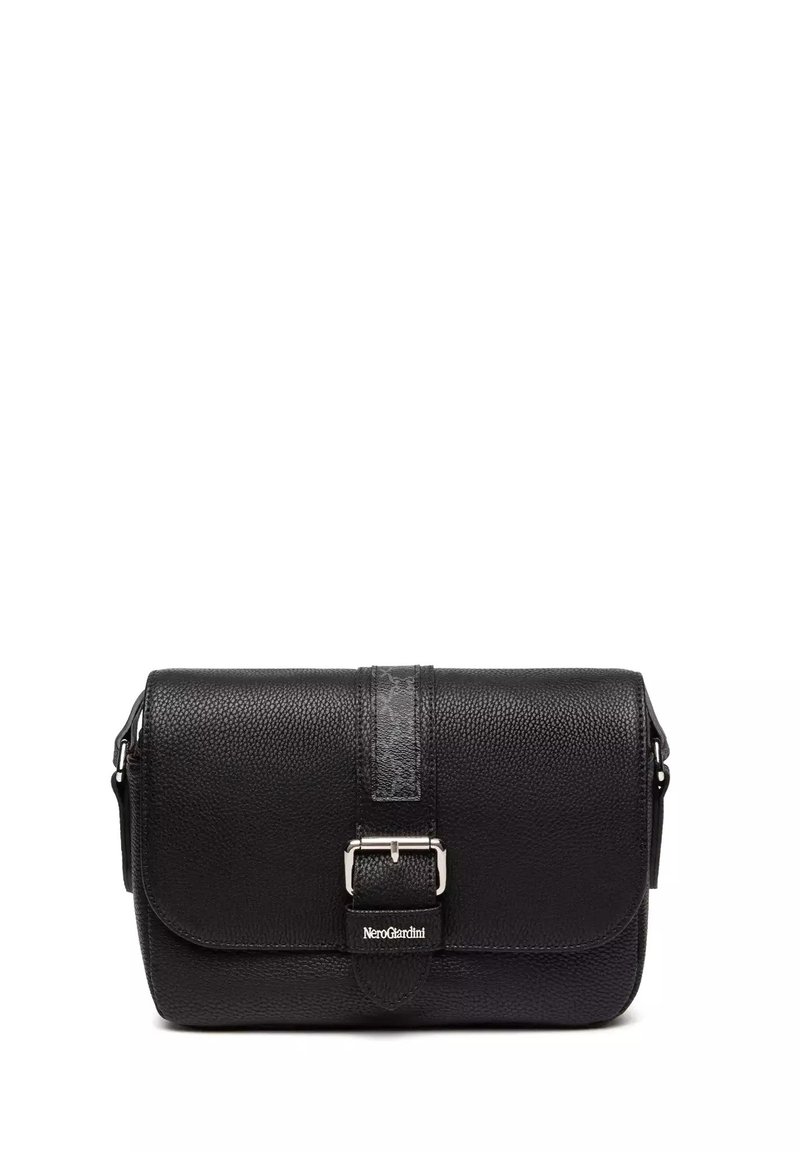 Czarna skórzana torba na ramię z ziarnistą fakturą, srebrnymi okuciami, zamknięciem na klapę i ozdobą z logo na przodzie.