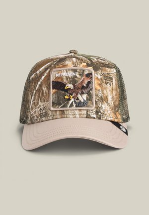 Gorra de béisbol camuflaje con visera beige, con un águila calva bordada en vuelo y la palabra "REPRESENT" en el parche frontal.