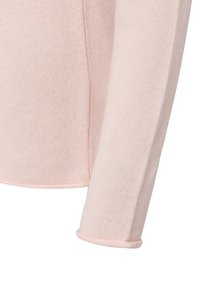 Weicher pinker Strickpullover mit Ärmel- und Seitennahtdetails sowie gerolltem Saum auf weißem Hintergrund.