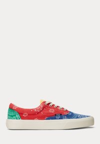Sneakers met een patchworkontwerp in rood, groen en blauw bandana-patronen. Bovenwerk van canvas met rubberen zool en grijze veters.