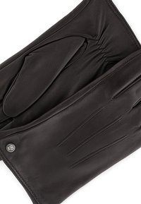 Schwarze Lederhandschuhe mit einer glatten Textur, die schräg verlaufende Nähte und eine Knopfapplikation im Handgelenkbereich aufweisen.