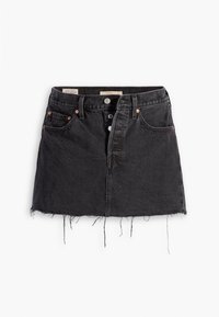 Svart denimkjol med fransad nederkant, fem fickor, silverknappstängning och kopparnitar, med medelhög midja.