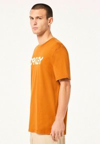 Oakley MARK TEE  - Camiseta estampada - ginger
