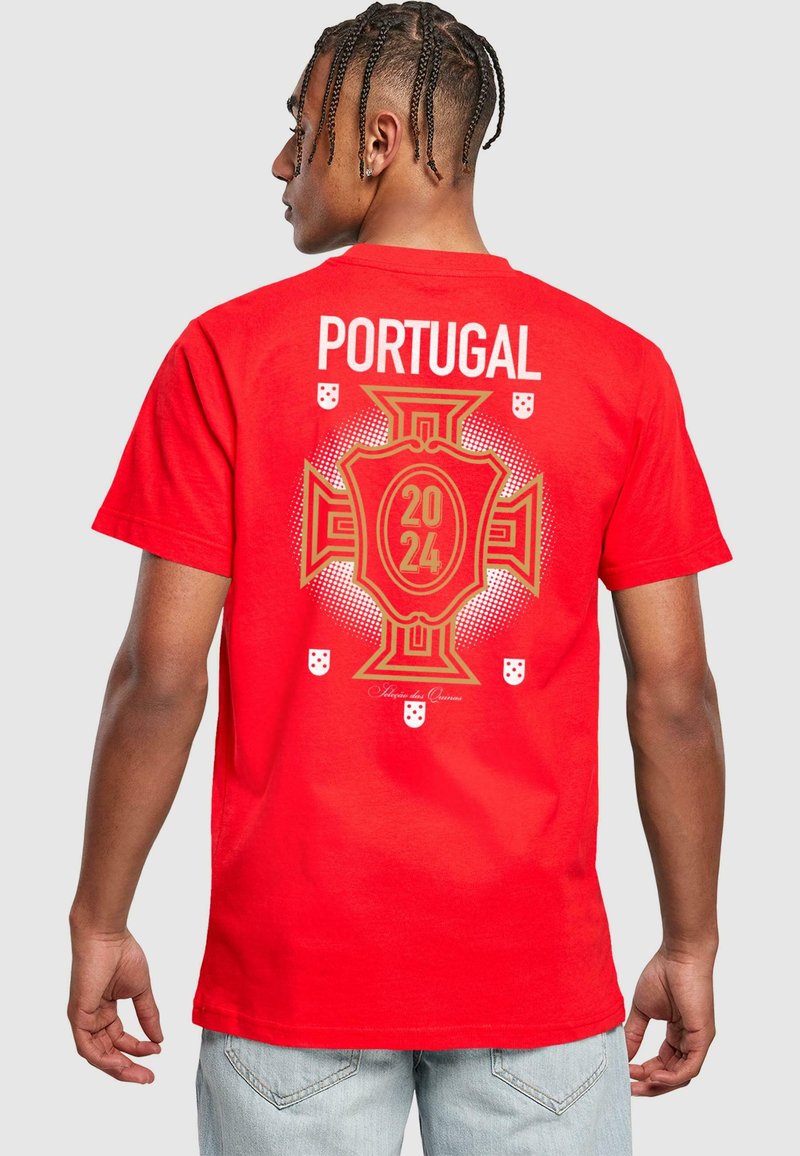 Raudona medvilninė marškinėliai, ant kurių yra užrašas "Portugal" ir grafika su skydu, metai "2024" bei maži balti skydo akcentai.