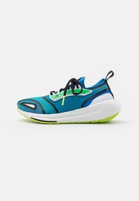 Běžecká obuv s modro-zeleným textilním svrškem, černými akcenty, bílou mezipodešví a strukturovanou podešví pro lepší přilnavost.