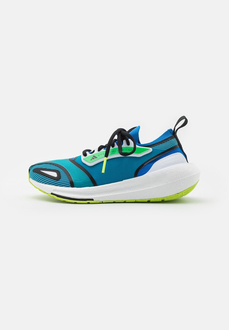Běžecká obuv s modro-zeleným textilním svrškem, černými akcenty, bílou mezipodešví a strukturovanou podešví pro lepší přilnavost.