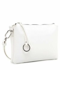 Clutch de cuero sintético blanco con acabado texturizado, cierre de cremallera, correa desmontable y acentos de hardware plateado. Presenta un detalle en forma de anillo.