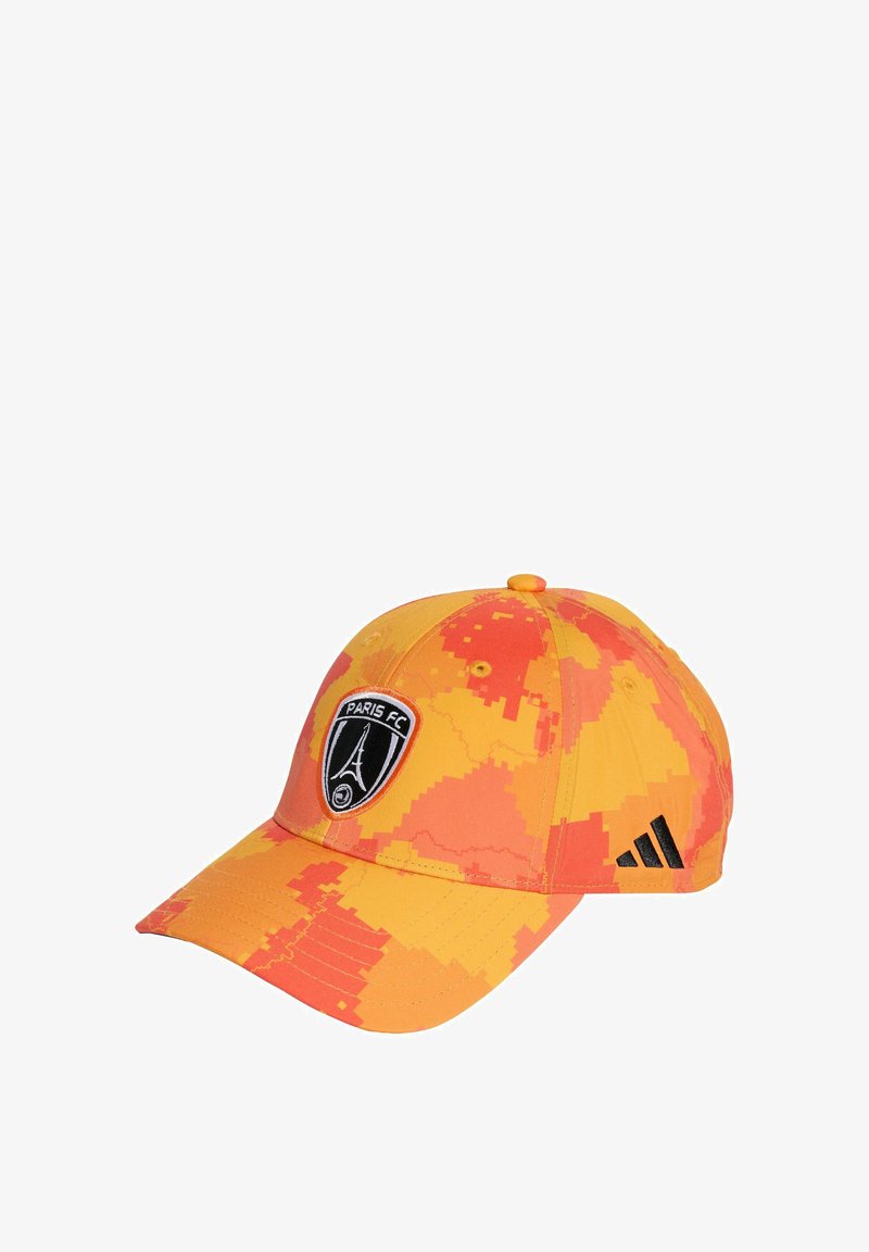 Čepice s oranžovým a žlutým vzorem, na které je černé logo Paris FC, černé pruhy Adidas a zakřivený šilt. Vyrobena z lehké tkaniny.