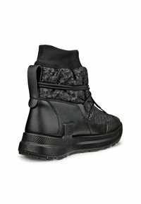 Sneaker nere alte con tomaia in tessuto testurizzato, caratterizzate da un sottile motivo mimetico, colletto imbottito e suola in gomma.