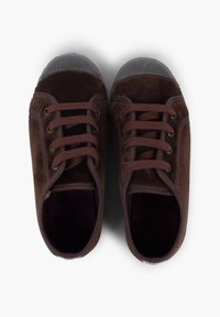 Scarpe in suede marrone con punte rotonde, lacci marroni e occhielli dorati. Punta in gomma grigia e interno in tessuto morbido.