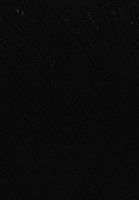 Zwarte gebreide trui met een gestructureerd, geweven patroon. Het materiaal is lichtgewicht met een open structuur en toont ingewikkeld stikwerk.