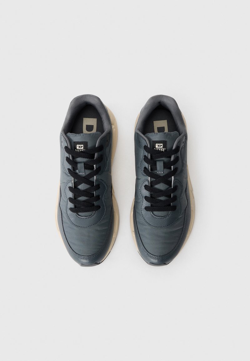 Sneakers da uomo in materiale sintetico grigio scuro. Presentano lacci neri, linguetta imbottita e suola in gomma beige chiaro. Logo sulla linguetta.