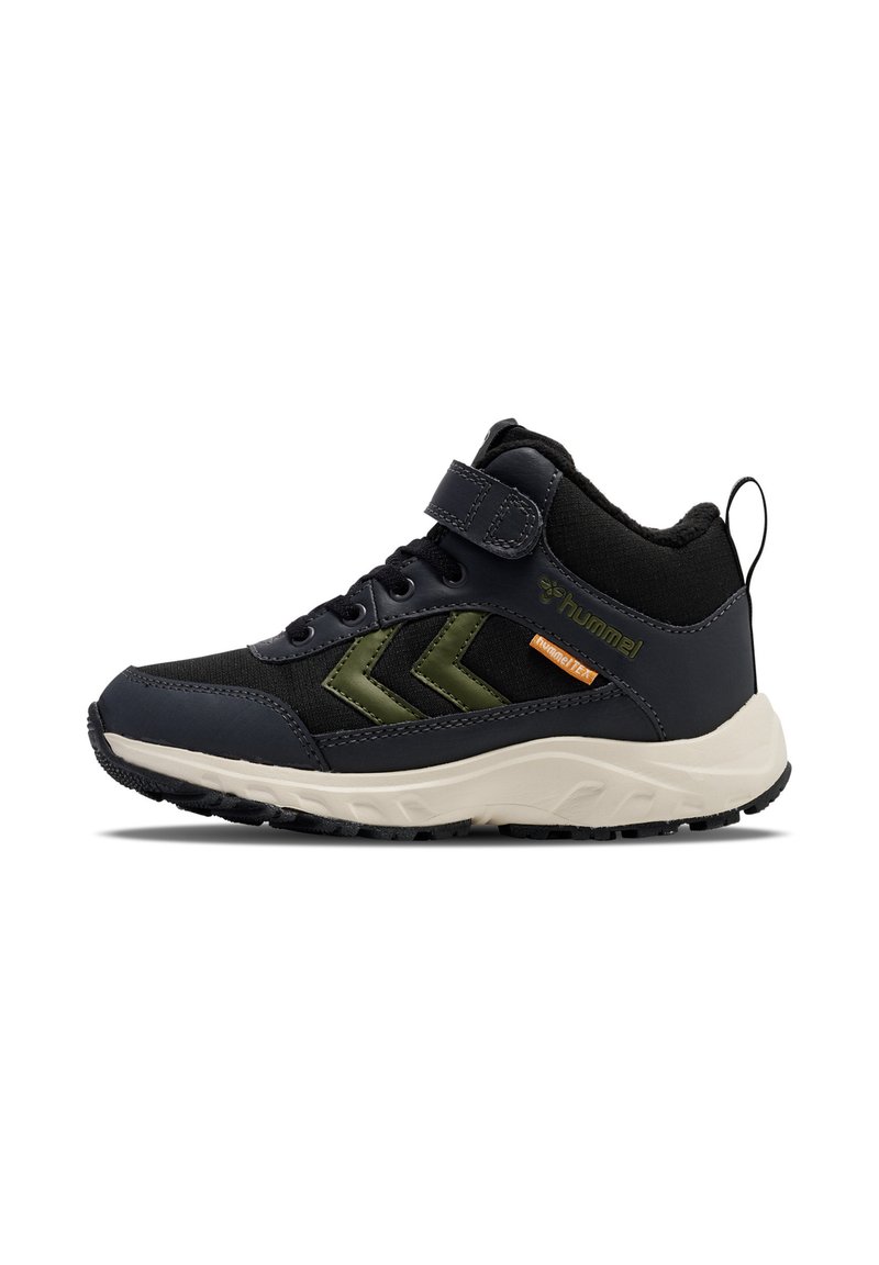 Zwarte en olijfgroene hoge sneakers met een witte zool, klittenbandsluiting, veters en het hummel-logo op de zijkant en de hiel lus.