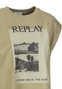 Olijfgroene korte mouw T-shirt van katoen met een grafische print met twee zwart-wit afbeeldingen en de tekst "REPLAY LEAVE'EM IN THE DUST."